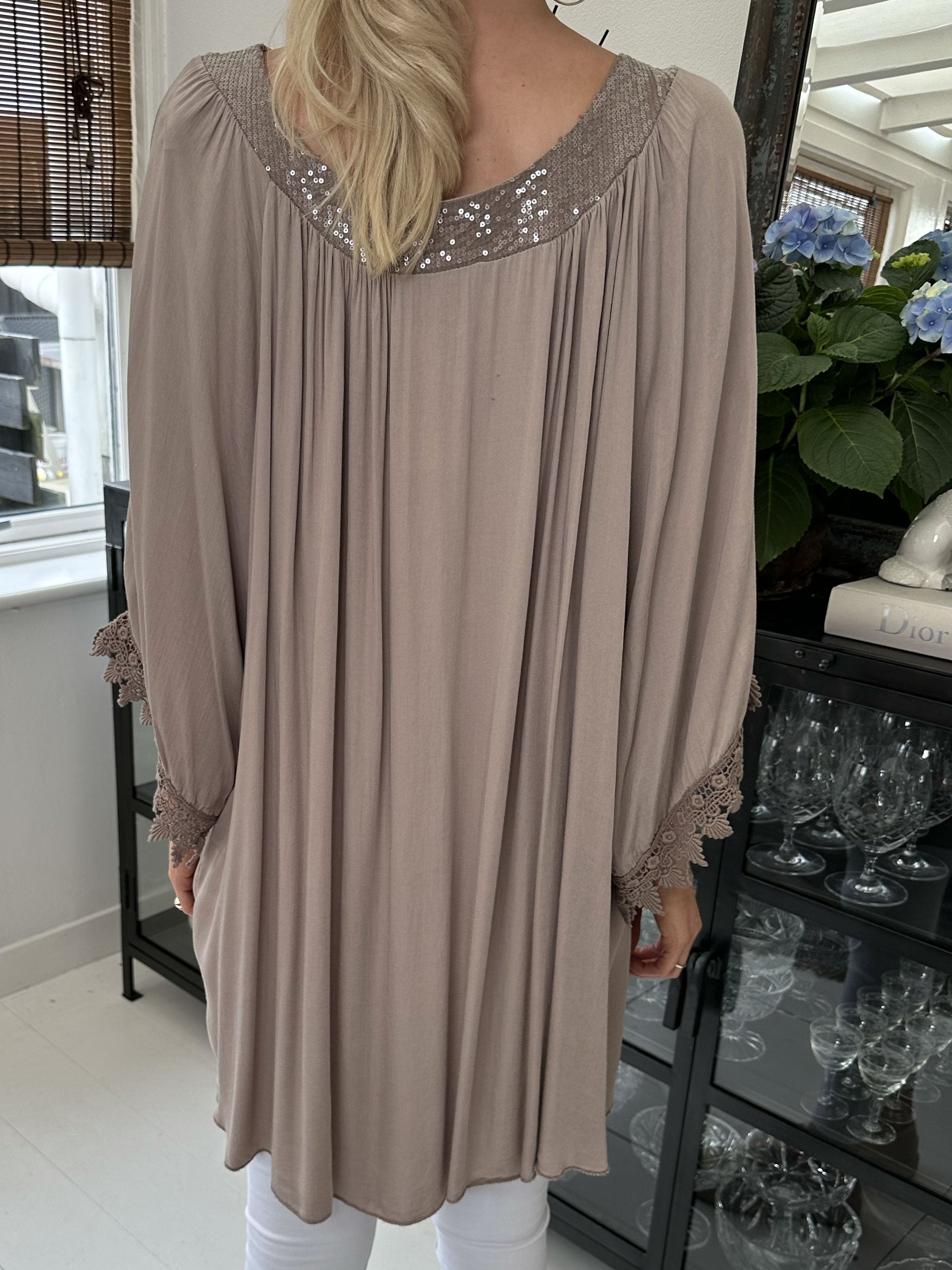 Dolores - Tunikaklänning med paljetter och broderier på ärmen